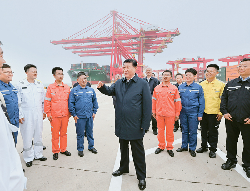 2024年5月22日至24日，中共中央总书记、国家主席、中央军委主席习近平在山东考察。这是22日下午，习近平在日照港亲切慰问港口科技工作者、运营人员、航运人员。 新华社记者 谢环驰/摄