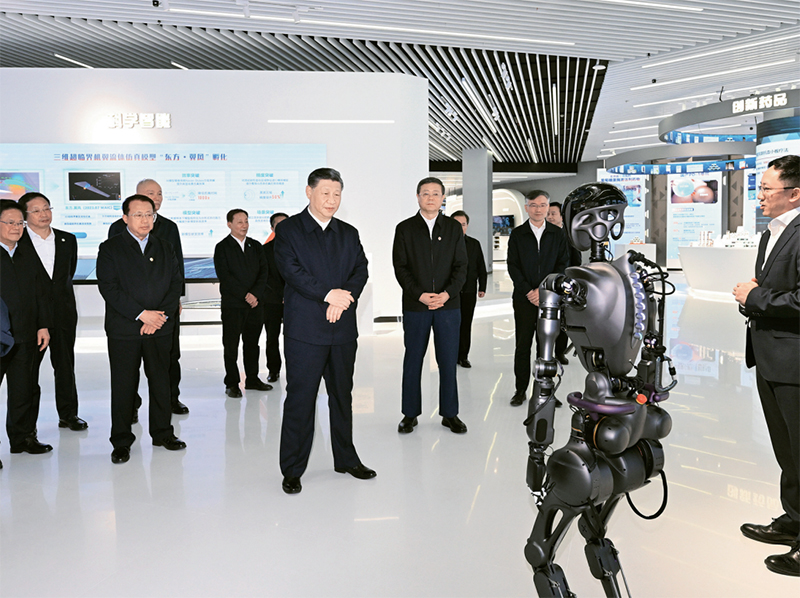 2023年11月28日至12月2日，中共中央总书记、国家主席、中央军委主席习近平在上海考察。这是11月28日下午，习近平在浦东新区张江科学城参观上海科技创新成果展。 新华社记者 谢环驰/摄