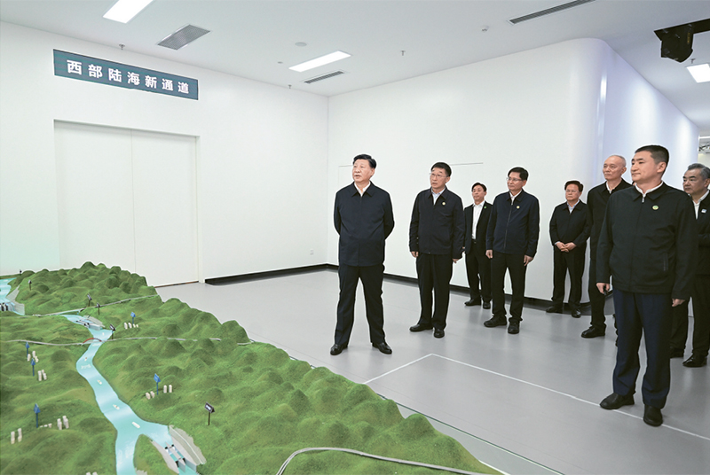 2023年12月14日至15日，中共中央总书记、国家主席、中央军委主席习近平在广西考察。这是14日上午，习近平在南宁市考察中国—东盟信息港股份有限公司，结合平陆运河沙盘听取西部陆海新通道骨干工程建设汇报。 新华社记者 谢环驰/摄